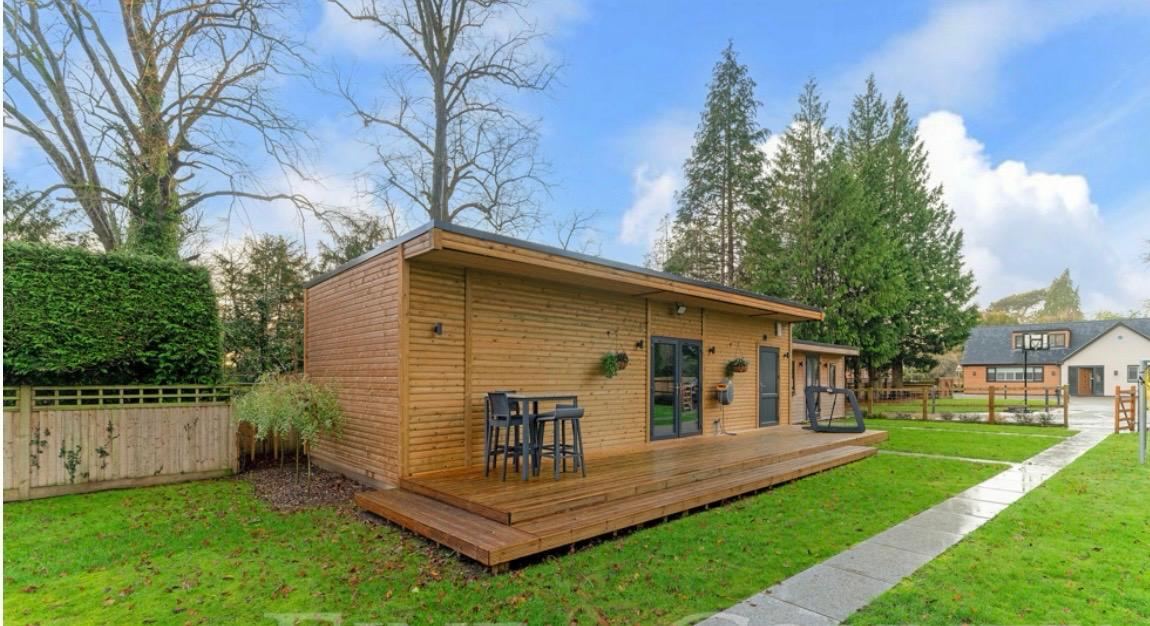Bespoke garden room built by Crowthorne Construction